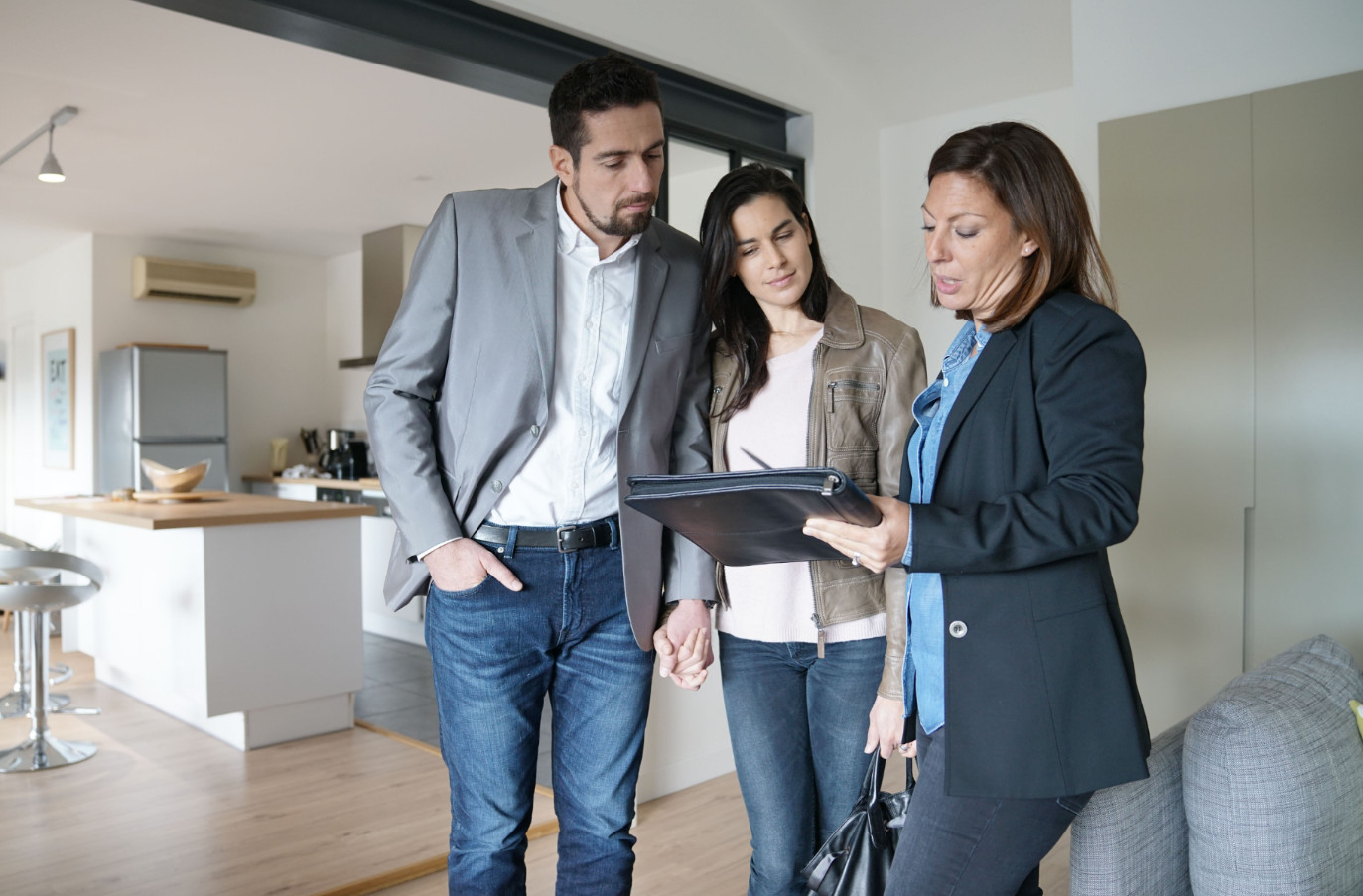 Making an offer on a home: price, conditions and deposit